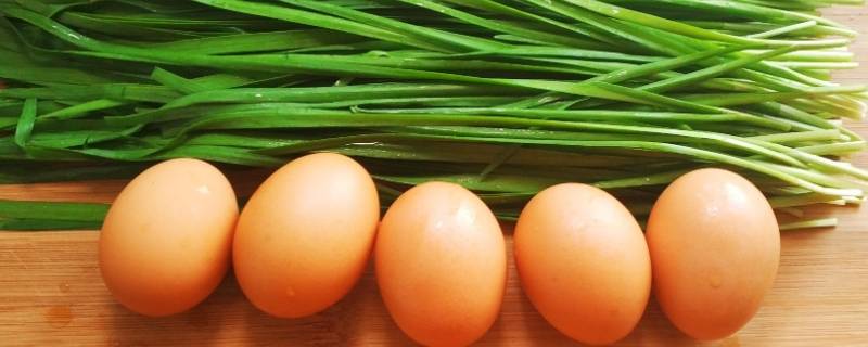鸡蛋炒韭菜怎么才能煎成一块