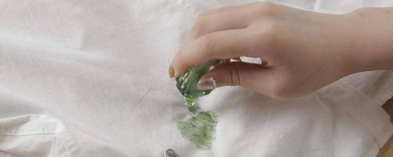 衣服上的油性笔迹怎样才能清理干净