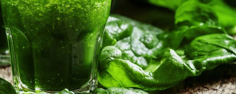 菠菜水可以使褪色黑色衣服上色吗?