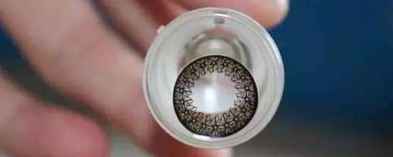 美瞳可以用矿泉水泡吗