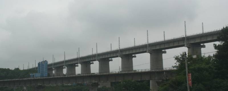 高铁是全程连着电线走吗