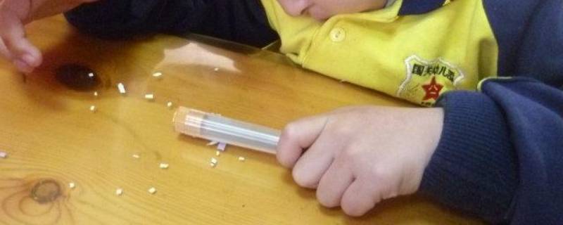 气球摩擦后为什么能吸纸