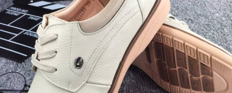 浅色皮鞋脏了如何清洗