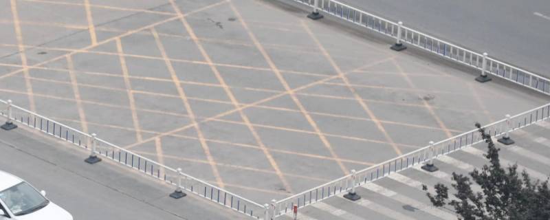 马路上白色斜线区域什么意思