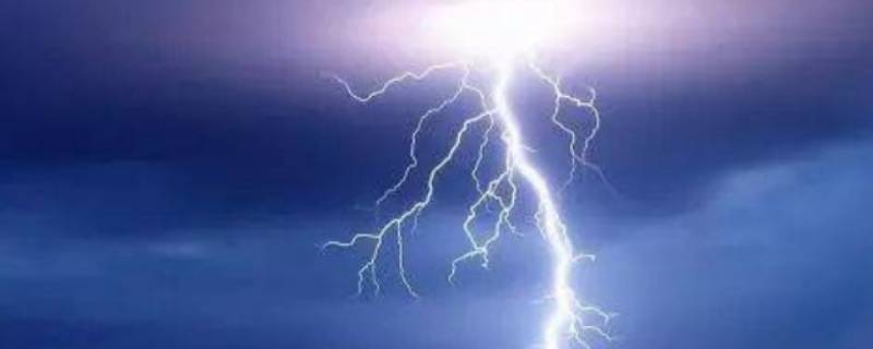 雷雨天气时在空旷的野外如何避雷