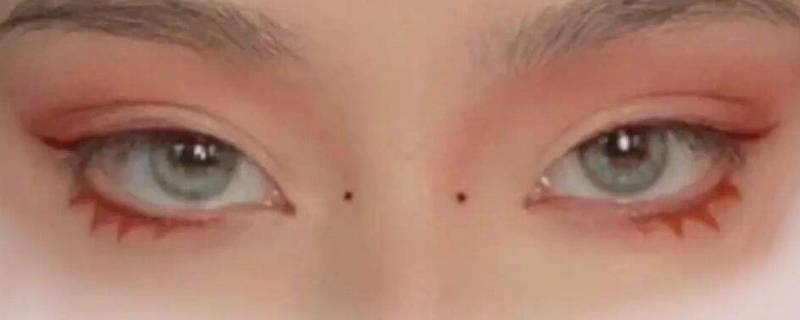 曲线型眼睛的特点是