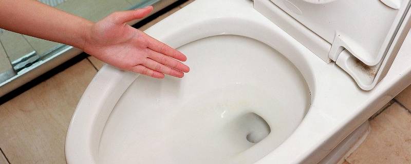如何清除马桶底部顽固污垢