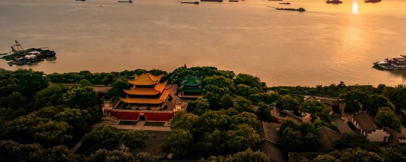 岳阳楼坐落在什么湖上